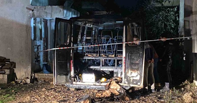 Antalya’da park halindeki minibüs alev alev yandı