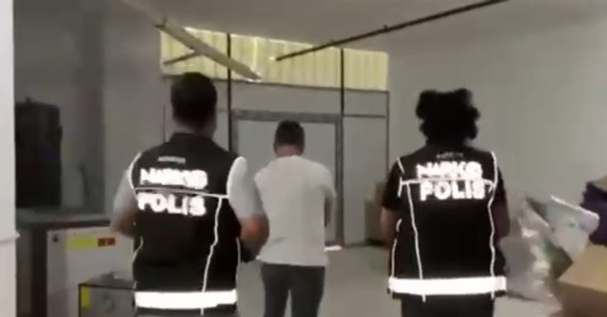 Antalya’da uyuşturucu imalathanesine operasyon: 1,8 milyon sentetik ecza hap ele geçirildi