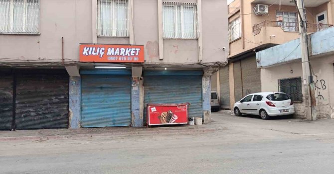 Otomobil markete daldı: 4 yaralı