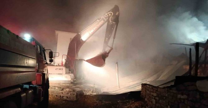 Burdur’da alev alev yanan ev kullanılamaz hale geldi