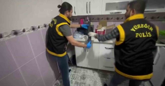 Mutfak dolabından AK-47 ve pompalı tüfek çıktı