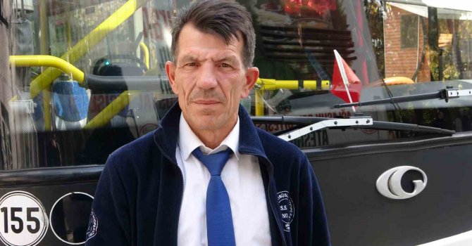 Yaralı köpeği kurtarmak için seferini yarıda bırakan halk otobüsü şoföründen insanlık dersi