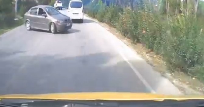 Otomobilin, ticari taksiye çarpma anı araç kamerasına yansıdı: 2 yaralı