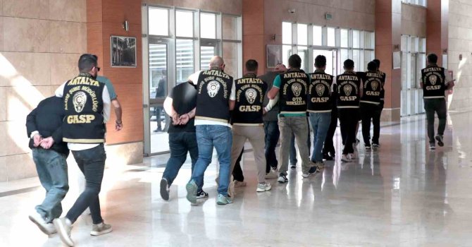 Antalya’da iş yerine zarar veren 10 şahıs tutuklandı