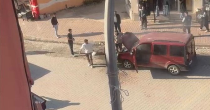 Osmaniye’de araç yandı, esnaf facianın önüne geçti