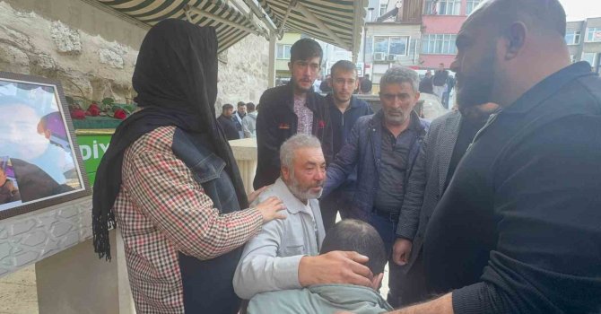 Motosiklet kazasında hayatını kaybeden genç, gözyaşlarıyla son yolculuğuna uğurlandı