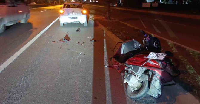 Navigasyona bakmak için duran otomobile çarpan motosiklet sürücüsü yaralandı