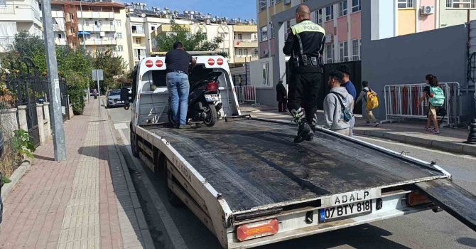 Okul önünde abartılı egzozla motosiklet süren ehliyetsiz çocuk sürücüye ceza yağdı