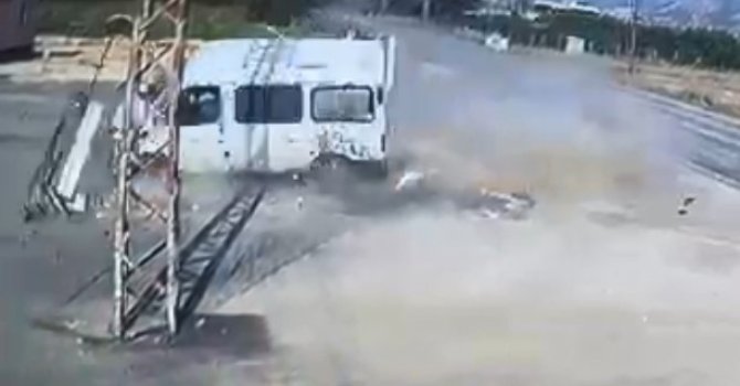 Devrilen minibüsün sürücüsü yaralandı: Kaza anı kamerada