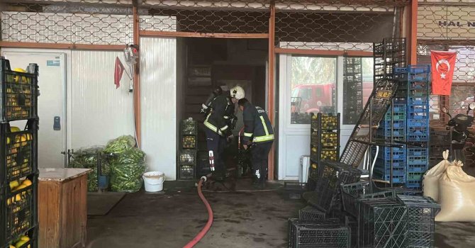 Antalya’da sebze ve meyve deposunda yangın
