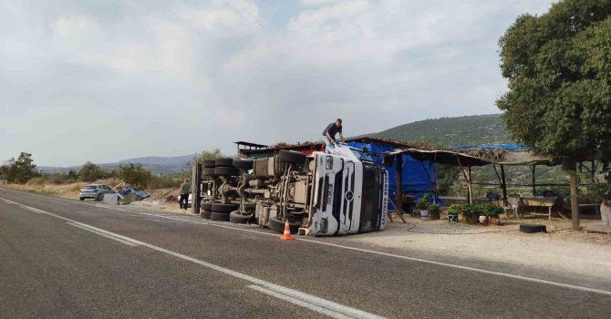 Kamyon devrildi, sürücü yara almadan kurtuldu