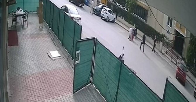 Rus uyruklu çiftin tartışması bıçaklı saldırıya döndü, o anlar güvenlik kamerasına yansıdı