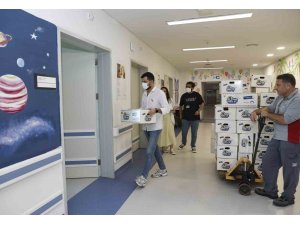 Mersin’de lösemili çocuklara moral veren hediye kutuları dağıtıldı