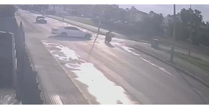 Otomobille çarpışan motokuryenin ağır yaralandığı kaza güvenlik kamerasına yansıdı