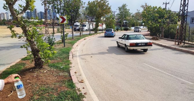 Adana’da keskin viraj tehlikesi: Esnaf kamera taktırdı, kazaları kaydetti