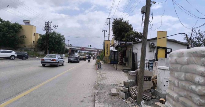 Motosikletin, dönüş yapmak isteyen otomobile ok gibi saplandığı anlar kameraya yansıdı