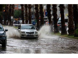 Antalya’da şiddetli yağış ve yıldırımlar etkili oldu