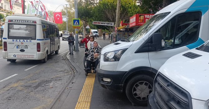 Şube önüne park eden  PTT araçları engellilere yol vermedi, söylenenler çileden çıkardı