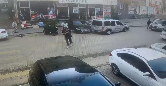 Kontrolden çıkan otomobil park halindeki araca çarptı: Temizlik işçisi son anda kurtuldu