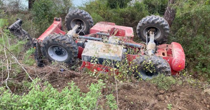 Kontrolden çıkan iş makinası şarampole devrildi: 1 yaralı