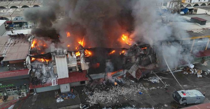 Hırdavat dükkanında çıkan yangını söndürme çalışmaları devam ediyor: Yangın, havadan görüntülendi