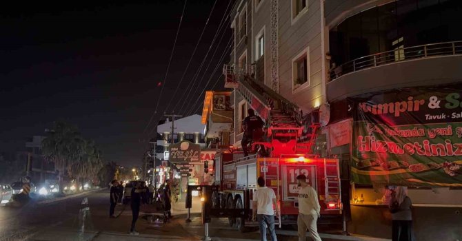 Kapının kapanmasıyla evde mahsur kalan bebek için itfaiye ekipleri zamanla yarıştı