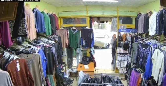 Mankenin üstündeki 1000 TL’lik montu kendi malıymış gibi gitti