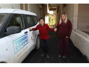 Özel gereksinimli birey Sebahattin, evinin bulunduğu sokakta rahatça yürüyebilsin diye yollar asfaltlandı