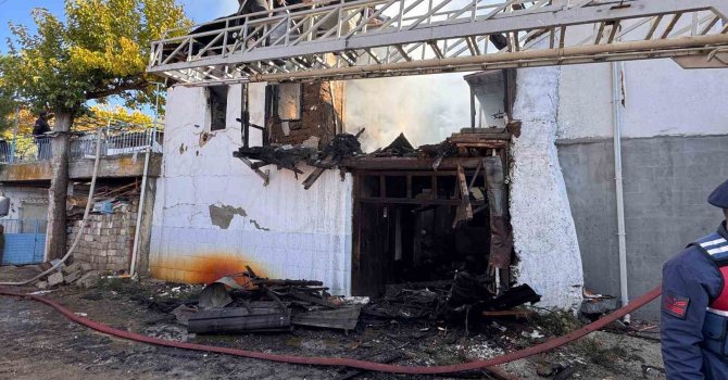 Burdur’da çıkan yangında yaşlı çift hayatını kaybetti