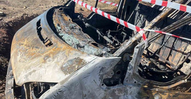 Alev alev yanan mutfak tüpü yüklü kamyonet küle döndü