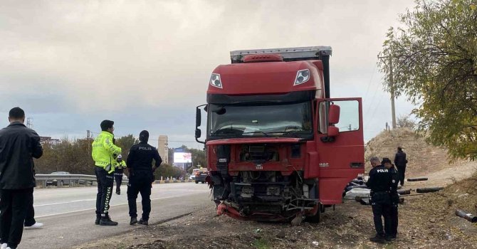 Kavşağa aşırı hızla girerek otomobil sürücüsünün ölümüne neden olan tır sürücüsü tutuklandı