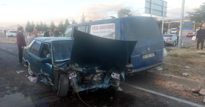 Isparta’da kamyonetle çarpışan otomobil hurdaya döndü: 2 yaralı