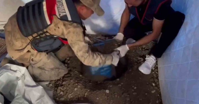 Pes dedirten uyanıklık, uyuşturucu bulunan kovayı deprem çadırının içerisinde toprağa gömdü