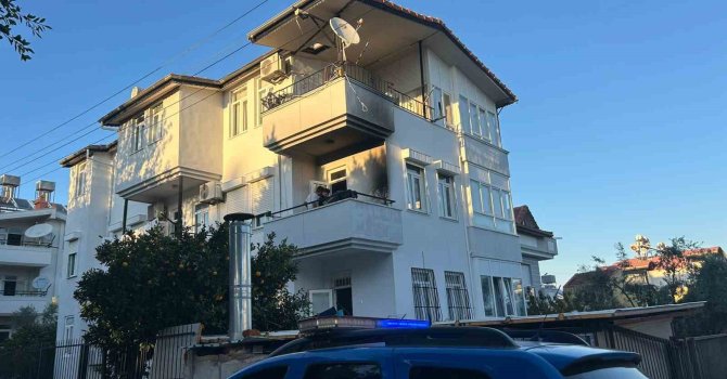 Balkonda söndürülmeden bırakılan mangal yangına sebep oldu