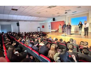 Mersin’de ’madde bağımlılığı’ konulu tiyatro büyük ilgi gördü