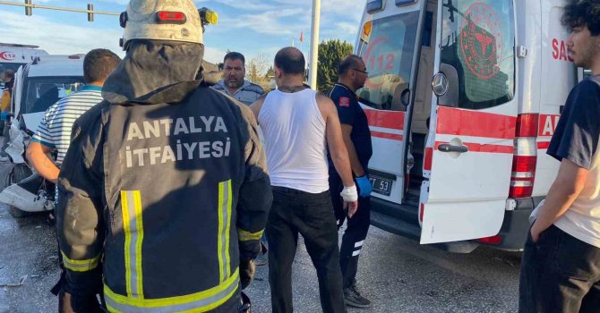 Antalya’da kavşakta iki araç çarpıştı: 4 yaralı