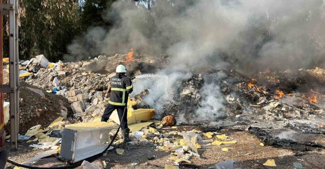Kırıkhan’da hurdalık alanda çıkan yangını itfaiye ekipleri söndürdü