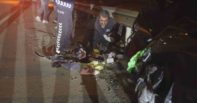 Kazada ölen 17 yaşındaki yeğeninin eşyalarını olay yerinde gözyaşlarıyla topladı