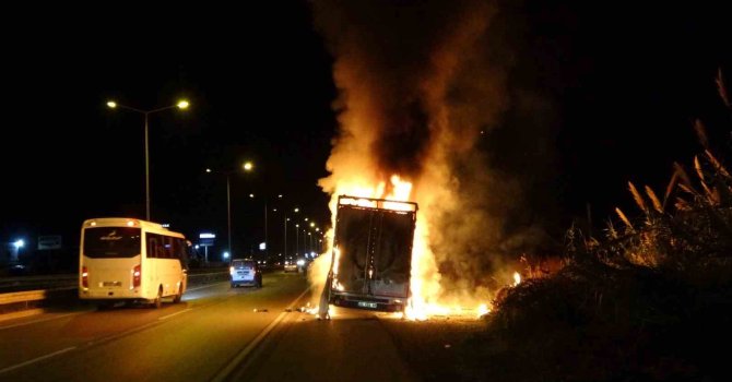 Antalya’da elektronik eşya yüklü nakliye aracı alev alev yandı