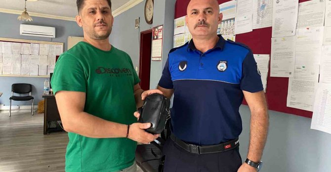 Zabıta ekiplerinin devriye atarken yerde buldukları çanta sahibine teslim edildi