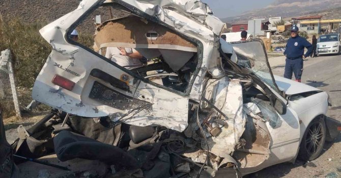 Tır, ışıkta bekleyen 5 aracı biçti