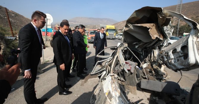 Freni arızalanan kamyon, ışıkta bekleyen 8 araca çarptı: 4 yaralı