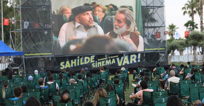 Açık hava sinema gösterimleri sürüyor