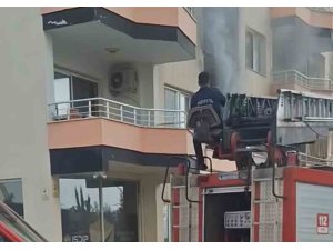 Erdemli’de bina yangını korkuttu