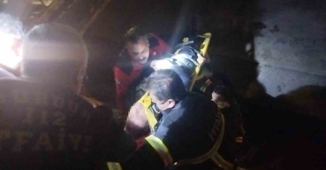 Dengesini kaybedip kanala düştü, itfaiye ekipleri kurtardı