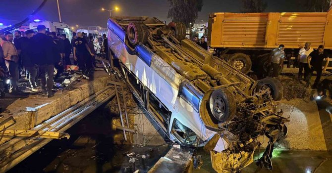 Tarsus’ta yolcu minibüsü ile otomobil çarpıştı: 10 yaralı