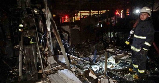 Konyaaltı Sahili’ndeki kafe yanarak küle döndü, 5 yavru köpek telef oldu