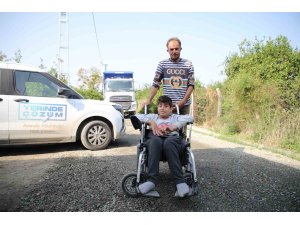 Tekerlekli sandalyesiyle rahat gezebilmesi için sokak asfaltlandı