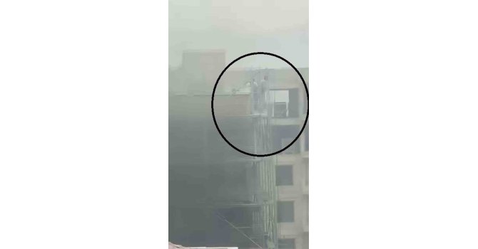 Yangına iskelede yakalanan işçilerin zor anları kamerada