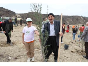 Kozan’da yangından etkilenen alana dede-torun fidan dikti